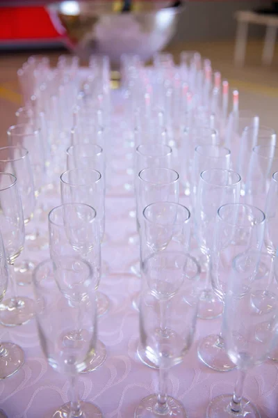 Вертикальний Знімок Порожніх Келихів Шампанського Столі — стокове фото