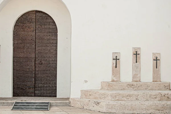 Una Porta Ingresso Tre Croci Fuori Dalla Chiesa Sant Francesc — Foto Stock