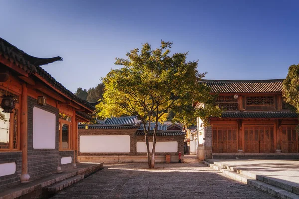 青い空の下で美しい建築と緑の木を持つ中国の建物 — ストック写真