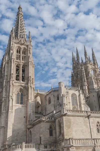 구름낀 스페인 부르고스 대성당의 — 스톡 사진
