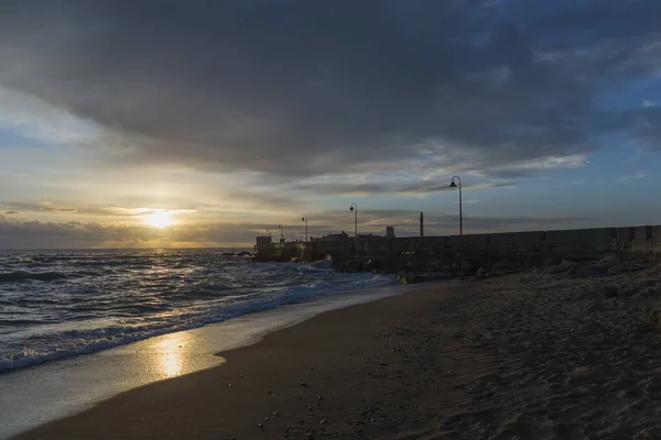 日落时西班牙安达卢西亚省一个美丽海滩的风景 — 图库照片