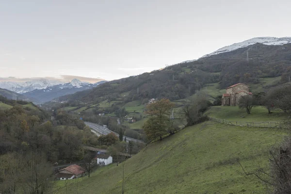 Természetes Kilátás Egy Hatalmas Hegyi Táj Asturias Spanyolországban — Stock Fotó