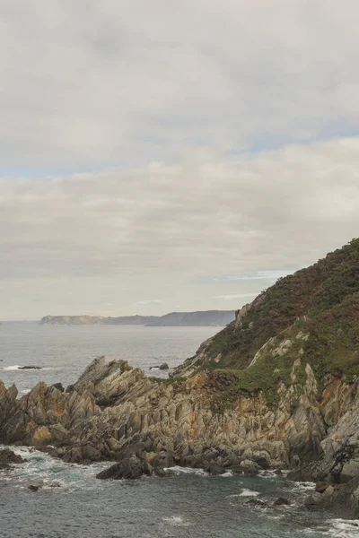Живописный Вид Скалистой Скалы Побережье Астурии Испании — стоковое фото