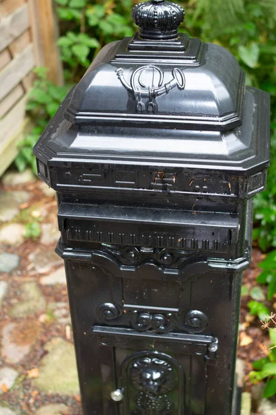 Eine Vertikale Aufnahme Eines Freistehenden Briefkastens Einem Garten Mit Grünen — Stockfoto