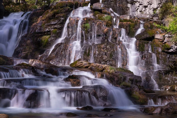 Ein Schöner Blick Auf Einen Wasserfall Der Über Felsen Fließt — Stockfoto