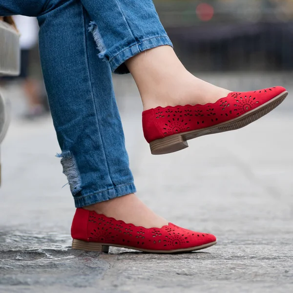 Gros Plan Une Personne Portant Occasionnelle Chaussures Plates Rouges Élégantes — Photo