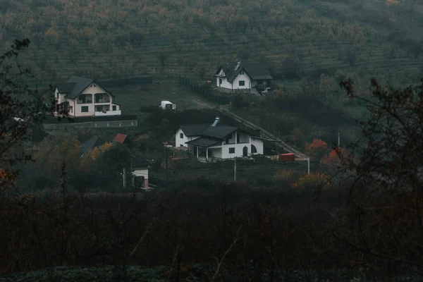 Krásný Výhled Několik Bílých Modrých Domů Vesnici — Stock fotografie