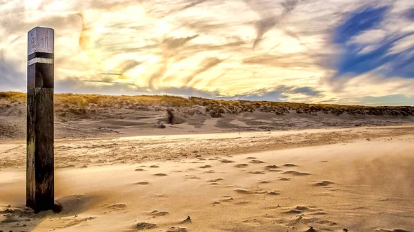 Una Colonna Legno Nel Deserto Durante Tramonto — Foto Stock