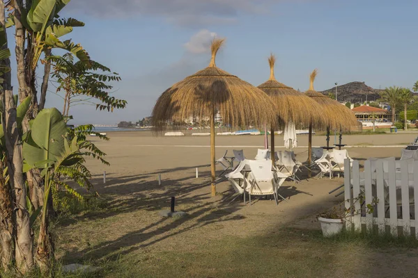 Пляж Вкритий Складеними Стільцями Парасолями Малазі Іспанія — стокове фото