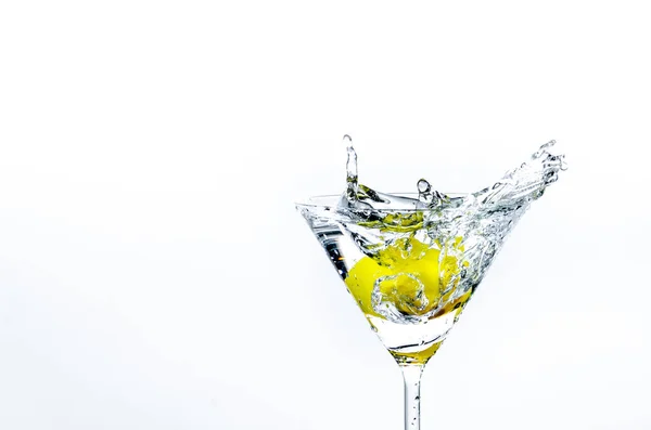 Ein Cocktail Einem Dreieckigen Glas Mit Einer Zitronenkappe Darin Macht — Stockfoto