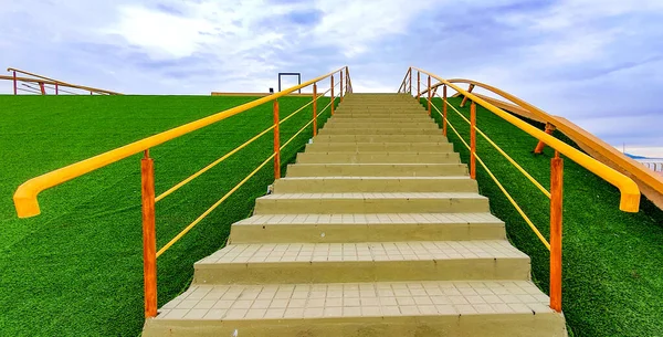 Uma Escadaria Cercada Por Grama Artificial — Fotografia de Stock