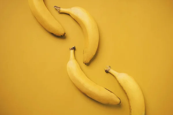 Bananas Isoladas Fundo Amarelo — Fotografia de Stock