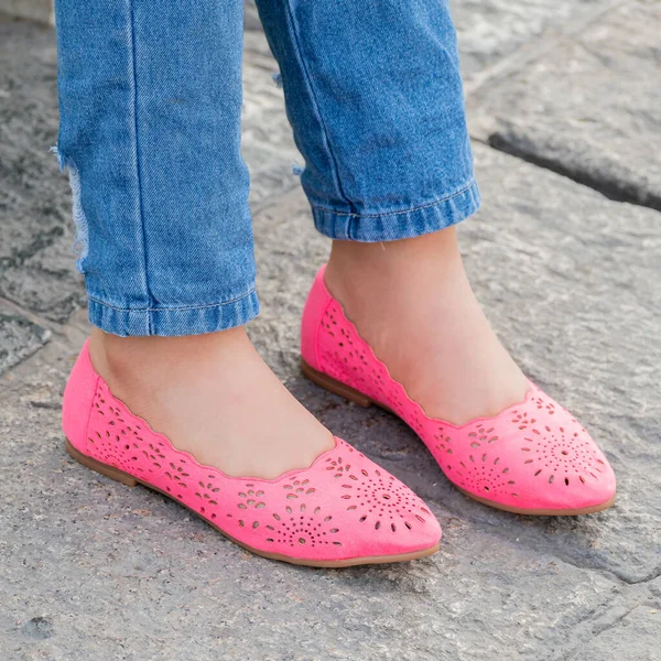 Primer Plano Una Persona Que Usa Zapatos Planos Rosas Elegantes —  Fotos de Stock