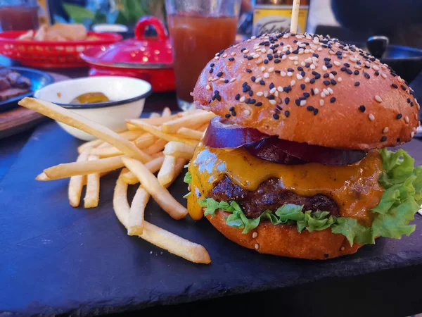 Hambúrguer Com Carne Alface Batatas Fritas Uma Mesa — Fotografia de Stock