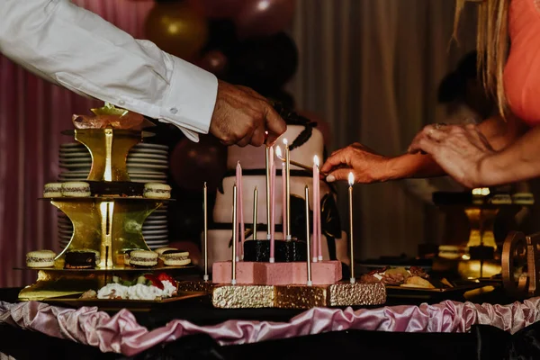 Close Recém Casados Cortou Bolo — Fotografia de Stock