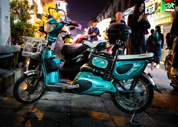 Cina Ott 2019 Uno Scooter Attende Suo Proprietario Cina — Foto Stock