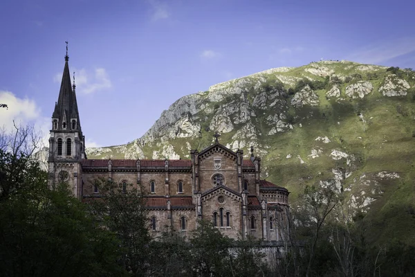 Spanya Nın Asturias Kentindeki Covadonga Katolik Tapınağı — Stok fotoğraf
