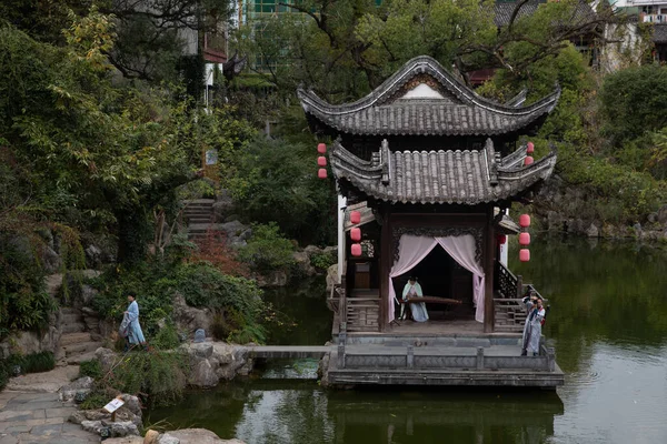 Wuyu China Oktober 2019 Frau Tritt Einem Park China Auf — Stockfoto