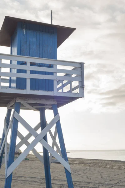 Plano Vertical Una Casa Salvavidas Azul Costa Málaga Andalucía España — Foto de Stock