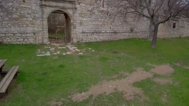 Metraje Aéreo Antiguo Edificio Abandonado Fondo Del Cielo Lluvioso — Vídeos de Stock