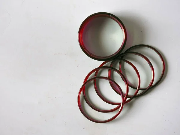 Група Традиційних Червоних Скляних Банд Ізольованих Білому Тлі — стокове фото