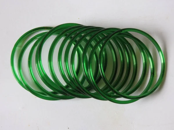 Grupo Pulseiras Vidro Verde Tradicionais Isoladas Fundo Branco — Fotografia de Stock