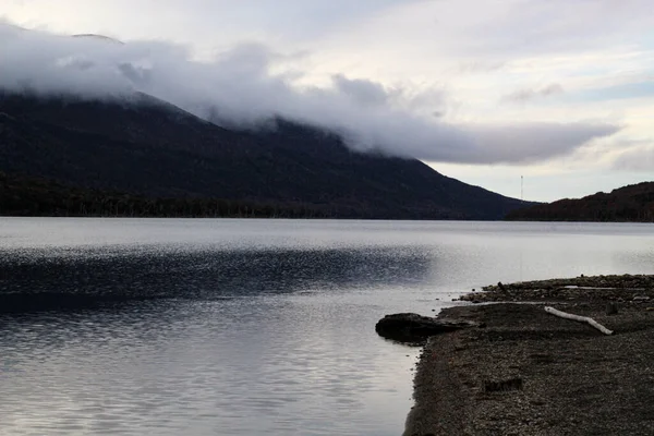 Una Vista Panorámica Lago Rodeado Colinas Sobre Fondo Nublado —  Fotos de Stock