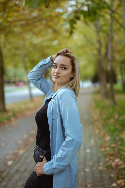 Невеликий Фокус Молодої Блондинки Синьому Піджаку Парку Боснії Герцеговині — стокове фото