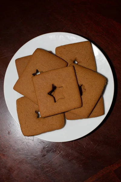 お祝いのクッキーとプレートの垂直方向のトップビュー — ストック写真