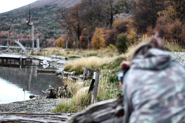 Μια Κοντινή Φωτογραφία Μιας Γυναίκας Φωτογραφίζει Μια Όμορφη Λίμνη Που — Φωτογραφία Αρχείου