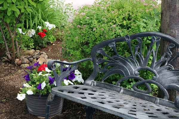 Primer Plano Rincón Sentado Con Banco Parque Con Plantas Flores — Foto de Stock