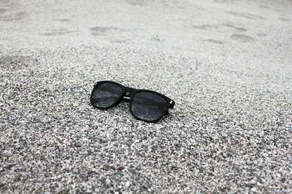 Nahaufnahme Einer Sonnenbrille Einem Sandstrand — Stockfoto