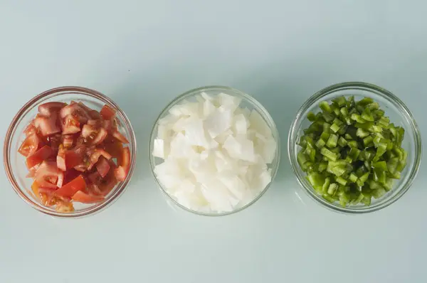 Tiro Aéreo Cebolas Picadas Tomates Pimentas Pequenas Tigelas Vidro — Fotografia de Stock