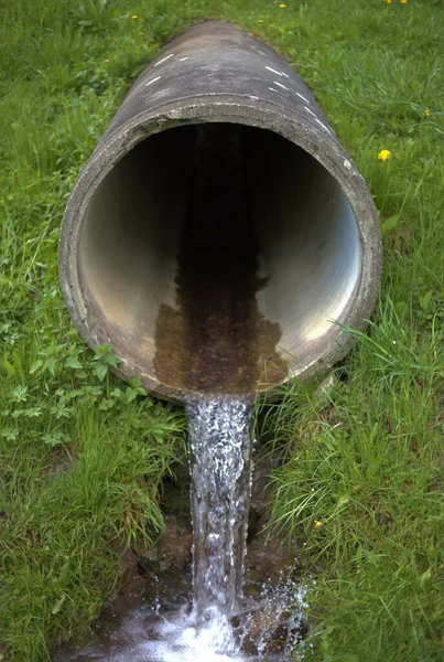 一道从地下管子里流下来的水柱 — 图库照片