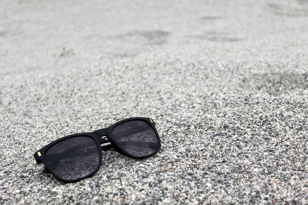 Closeup Shot Sunglasses Sandy Beach — Zdjęcie stockowe