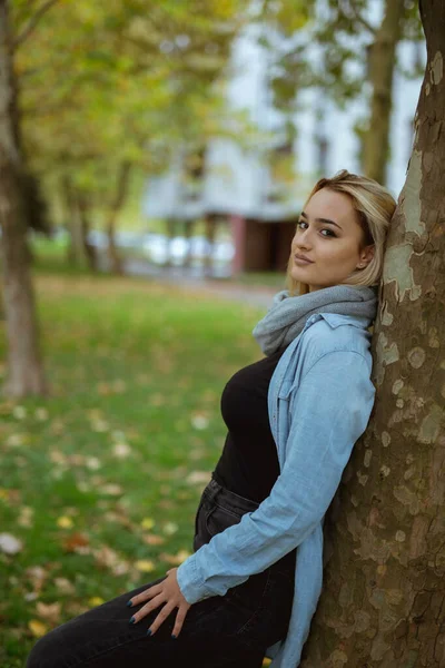 Een Portret Van Een Volwassen Blonde Vrouw Met Een Blauw — Stockfoto