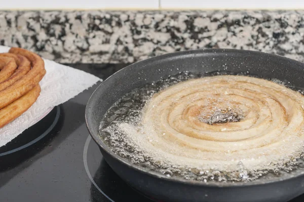 Churros Espanhóis Tradicionais Que Fritam Óleo Uma Panela Ferro — Fotografia de Stock