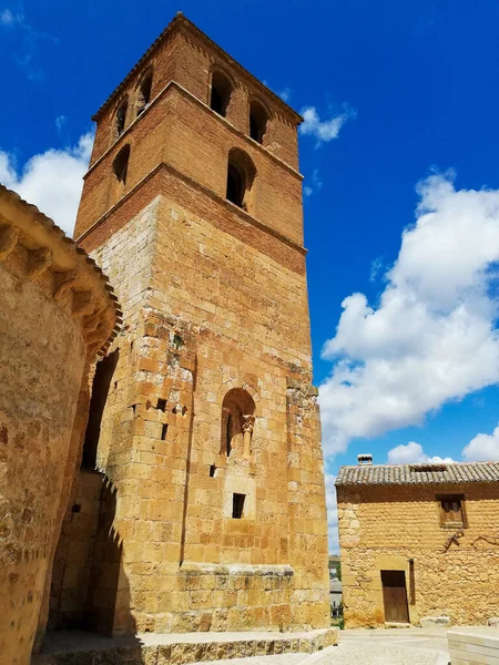 Tiro Vertical Pedra Românica Vista Lateral Igreja Com Céu Azul — Fotografia de Stock