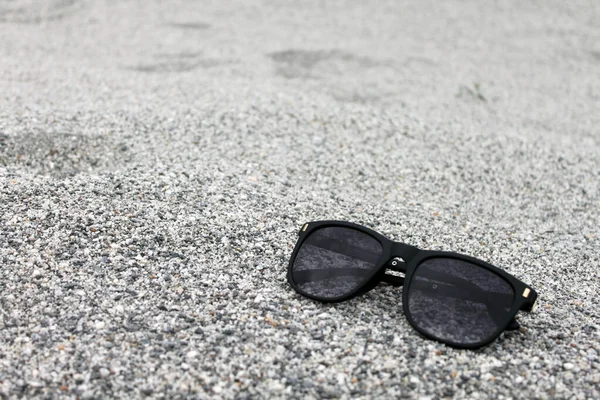 Nahaufnahme Einer Sonnenbrille Einem Sandstrand — Stockfoto
