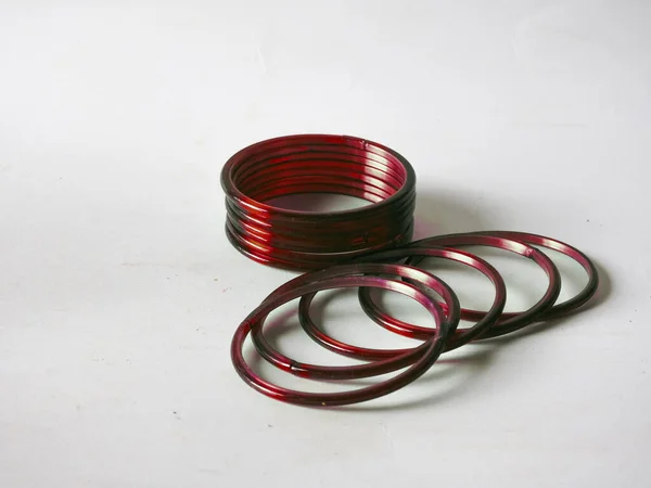 Groupe Bracelets Traditionnels Verre Rouge Isolés Sur Fond Blanc — Photo