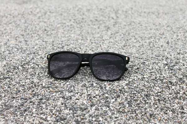 Closeup Shot Sunglasses Sandy Beach — Zdjęcie stockowe