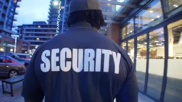 Een Man Veiligheidsuniform — Stockvideo