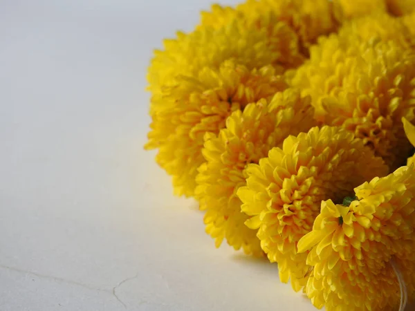 Красивые Желтые Цветы Хризантемы Связанные Друг Другом Нитью Столе — стоковое фото