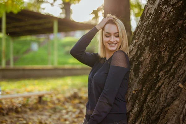 Eine Junge Blonde Frau Posiert Herbst Einem Park Gegen Einen — Stockfoto