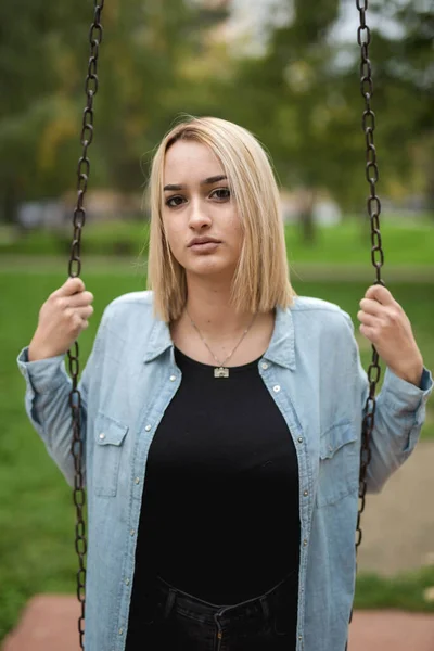 Een Portret Van Een Jonge Blonde Vrouw Schommels Een Park — Stockfoto