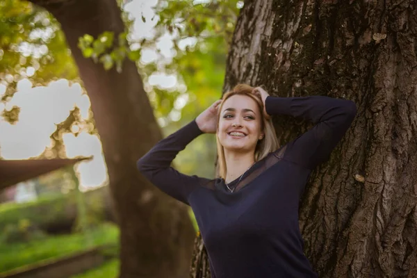 Een Oppervlakkige Focus Van Een Jonge Blonde Vrouw Poserend Tegen — Stockfoto