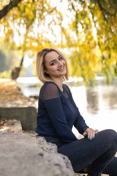 Een Oppervlakkige Focus Van Een Glimlachende Blonde Vrouw Zittend Een — Stockfoto