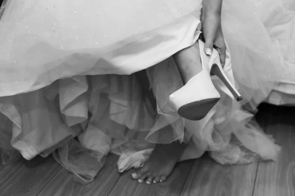 Uma Noiva Tirando Seus Saltos Altos — Fotografia de Stock