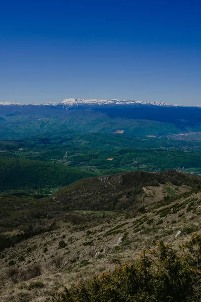 青い空に対する山々の美しい風景 — ストック写真