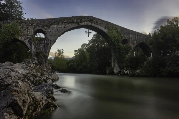Římský Most Přes Řeku Cangas Onis Španělsko — Stock fotografie